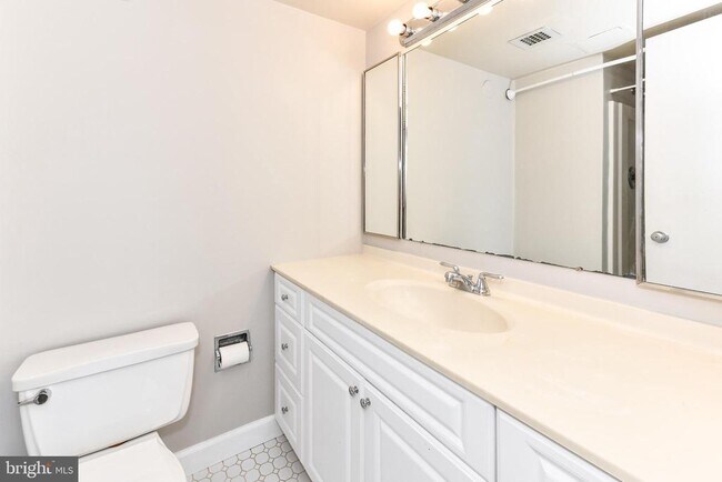 Building Photo - 205 Yoakum Pkwy