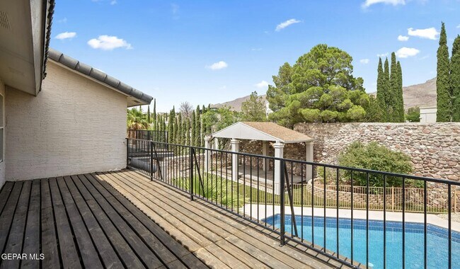 Building Photo - 908 Los Pinos Way