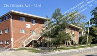 Building Photo - 3rd Floor 2 BR - Near CCRB and 3 minutes t...