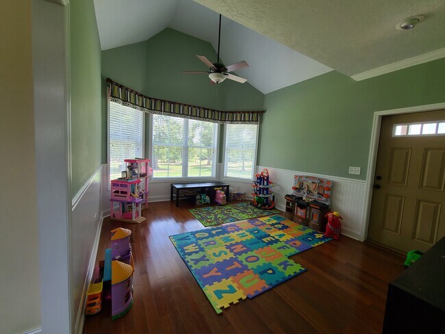 Building Photo - 195 Tennis Ranch Rd