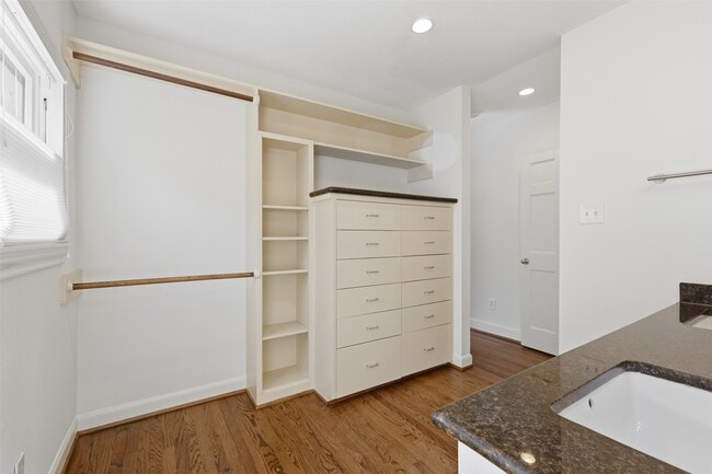 Building Photo - 2132 Tangley St