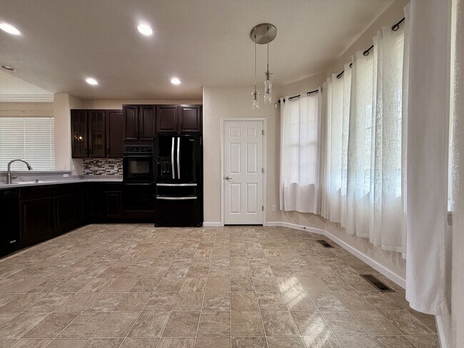 Building Photo - 653 Millet Cir