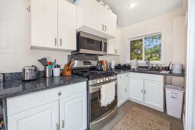 Building Photo - 59-18 Holawa Street