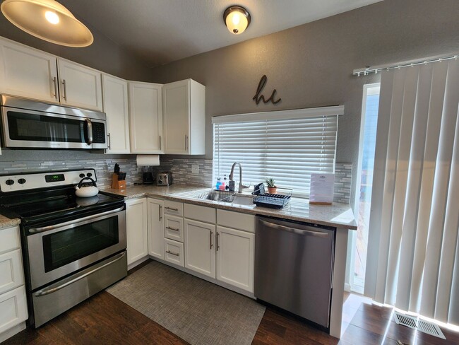 Building Photo - Stunning 3 Bed 1 Bath Unit With Deck!