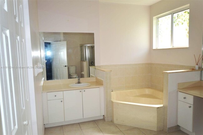 Building Photo - 2202 SE 17th Ave