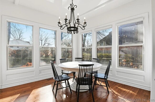 Building Photo - Exquisite custom home with high end finishes located in the gated community of Maple Ridge Village