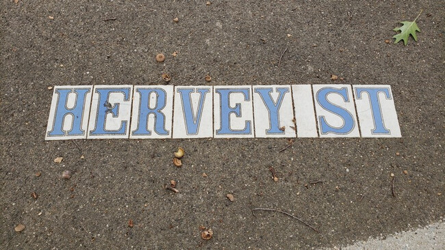 Building Photo - Historic Garfield Park Hervey Street Charmer!