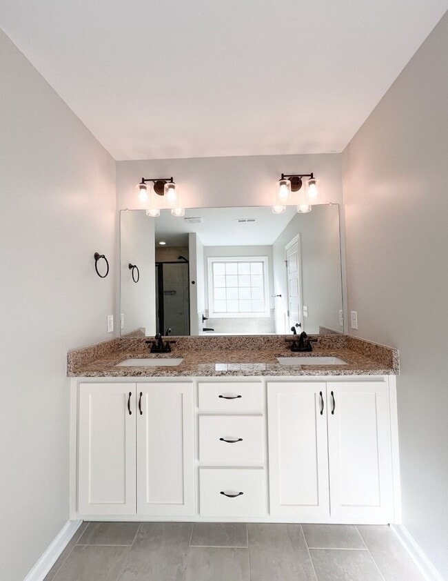 Building Photo - Must See-Stunning 5-Bedroom Home in 37043!!
