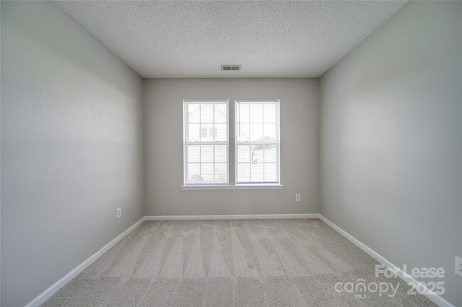 Building Photo - 120 Lantana Dr