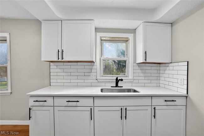 Building Photo - 303 S Green Rd