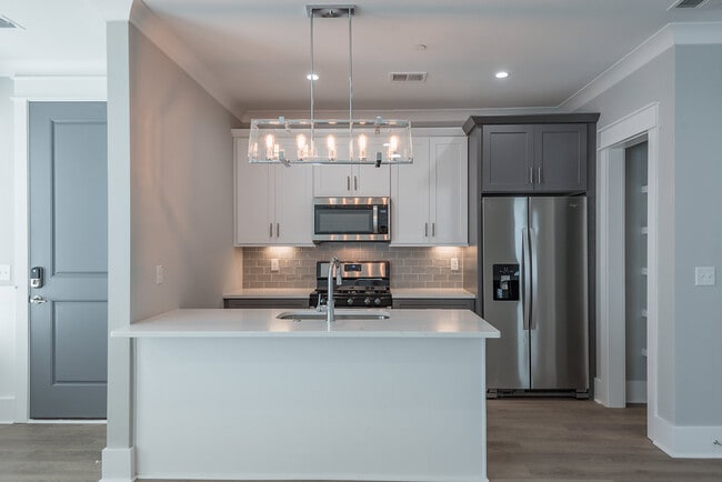 Building Photo - 6 Sanctuary Ct