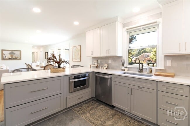 Building Photo - 1092 West Lake Dr