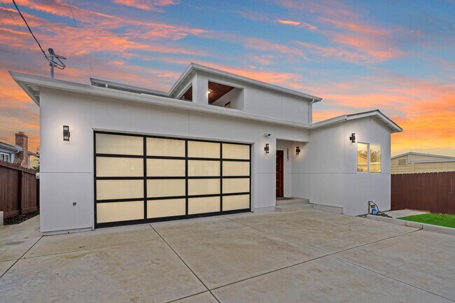 Building Photo - Stunning 4/3 in the Oakland Hills