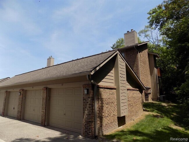 Building Photo - 11849 Sycamore Rd