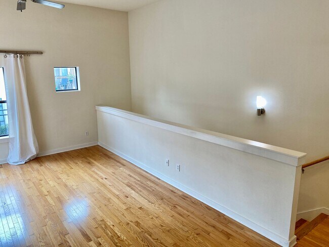 Building Photo - "Fantastic 1-Bedroom Condo off South Congr...