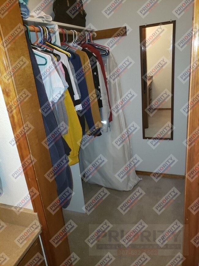 Building Photo - 3 bedroom, 2.5 bath Single-Family Home