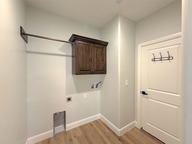 Building Photo - 4 bed, 2.5 bath duplex w/2 car garage