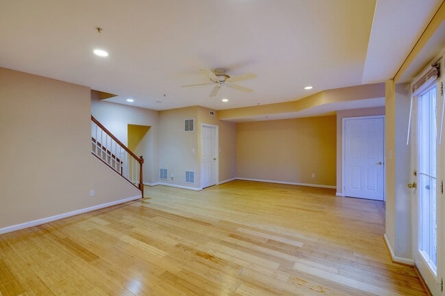 Building Photo - Luxury Townhome in the Heart of the Kentlands
