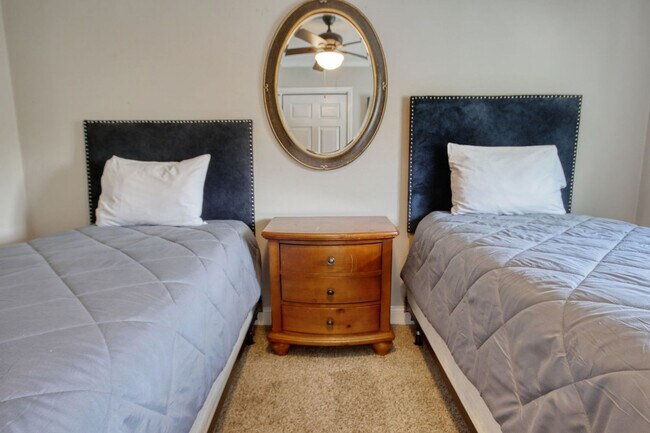 Building Photo - 1563 Elizabeth Rd