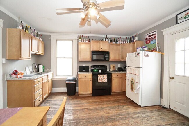 Building Photo - Awesome 4 Bed/ 2 Full Bath on Fairview Min...