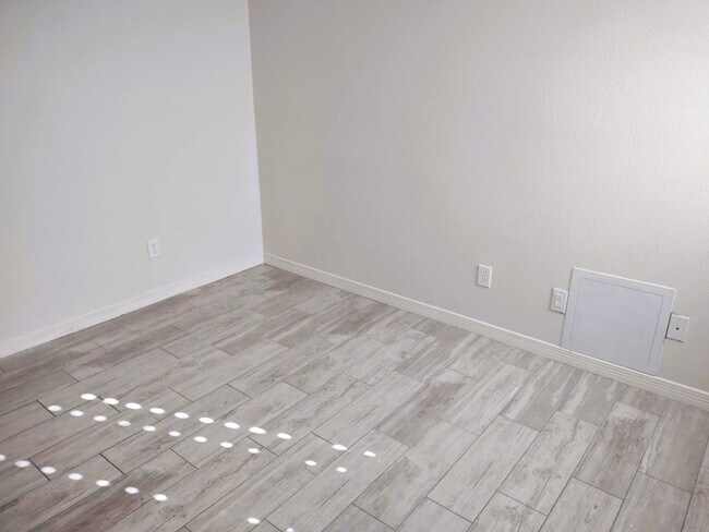 Building Photo - Immaculate Single Level Eastside Home With Refrigerated Air Located In Quiet Neighborhood