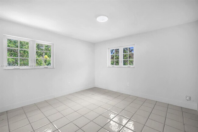 Building Photo - 1525 Trevino Ave