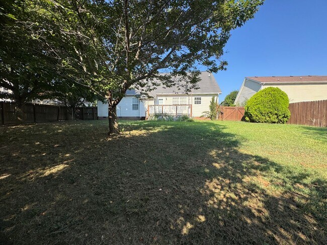 Building Photo - Single Family Home in Clarksville!