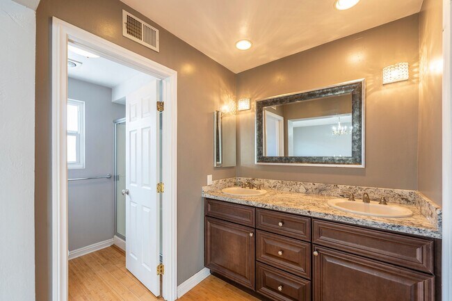 Building Photo - Beautiful Redondo Beach Condominium Rental!
