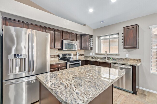 Building Photo - GORGEOUS home in the highly desired Arrowh...