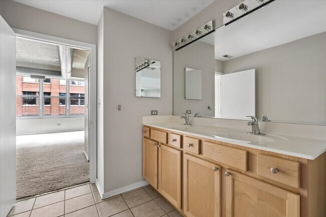 Building Photo - 933 W Van Buren St