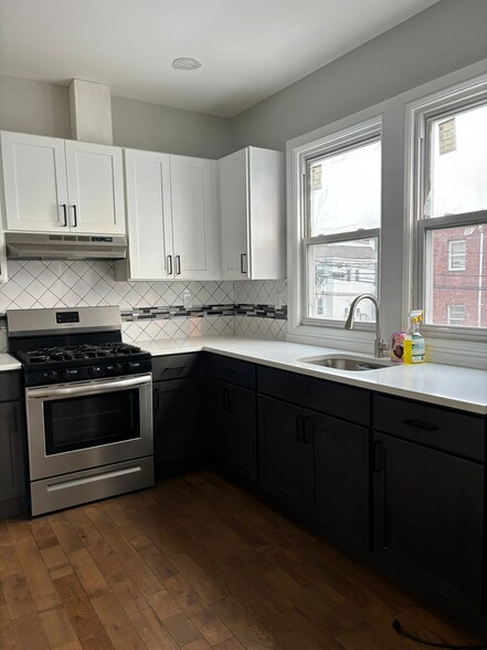Primary Photo - 649 Grove St
