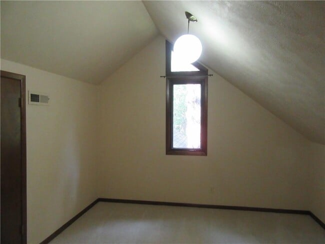 Building Photo - 2907 Summit Dr