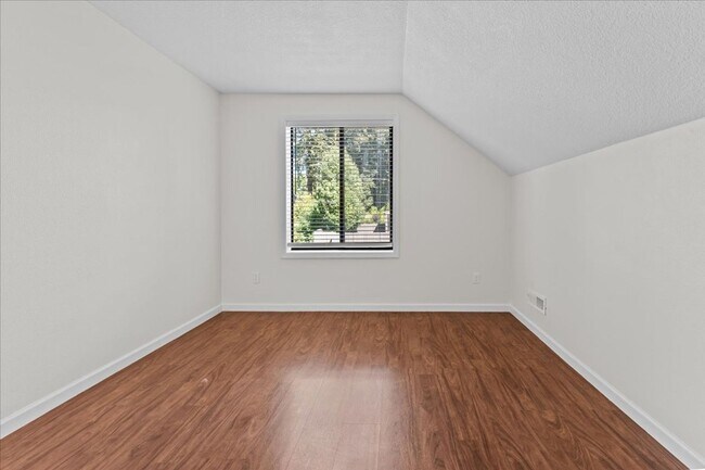 Building Photo - Renovated 4-bdrm, 2-bath Tualatin home—Corner lot, fenced yard, & prime location