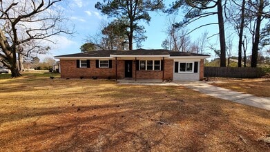 Building Photo - 3 BD 2 BA in Shamrock Village