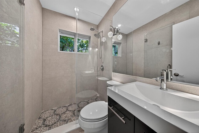 Building Photo - 301 NE 15th St