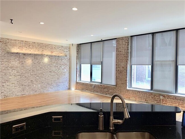 Building Photo - 90 Fairlie St NW