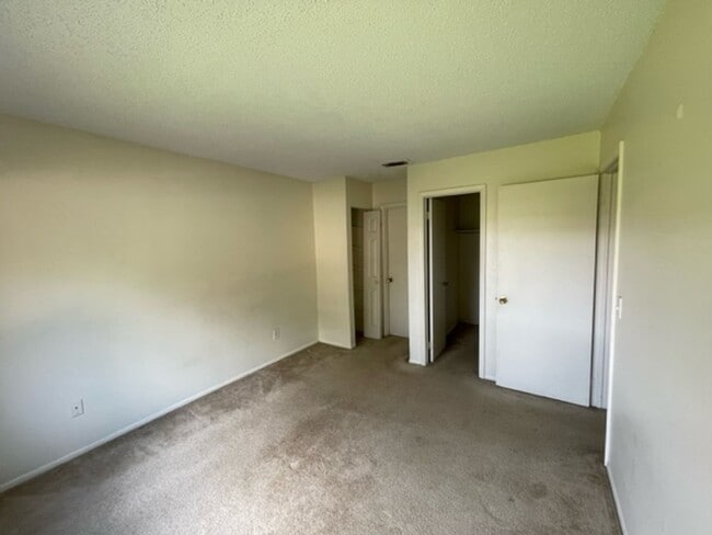 Building Photo - Large 1 bedroom Condo on Second Floor Over...