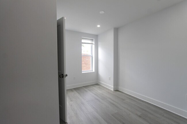 Building Photo - 103 E Coulter St