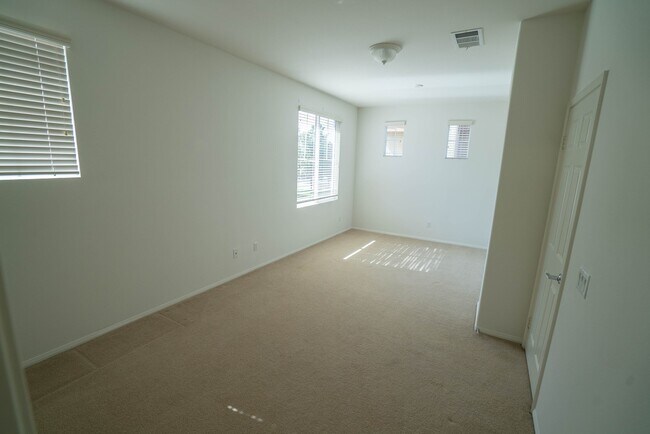 Building Photo - 27663 Sunny Creek Dr