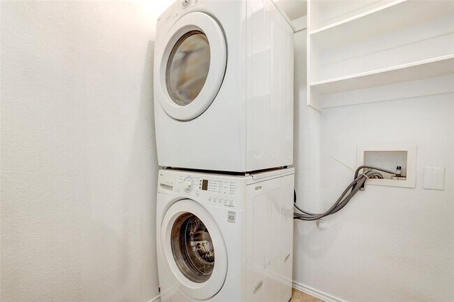 Building Photo - 1517 Rainbow Parke Dr