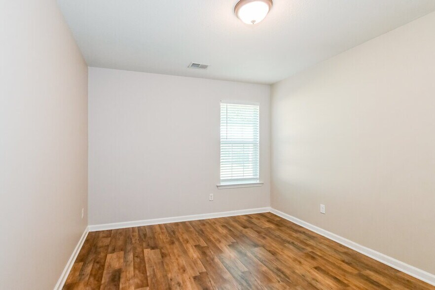 Building Photo - 8873 Lezlarken Ln