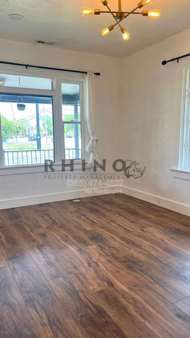 Building Photo - 578 Dexter St W