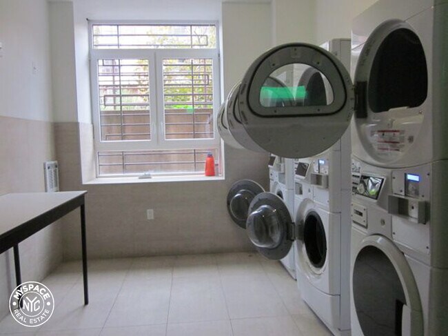 Building Photo - 185 Leonard St