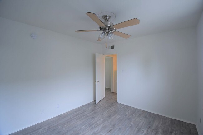 Building Photo - 4565 Hazeltine Ave