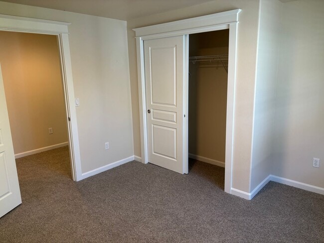 Building Photo - Newly updated home in SW Bend with large b...