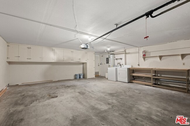 Building Photo - 6021 Lindley Ave