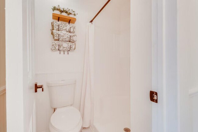 Building Photo - 749 Quesnel Dr