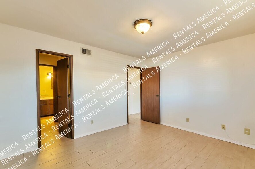 Building Photo - 6311 N Barcelona Ct