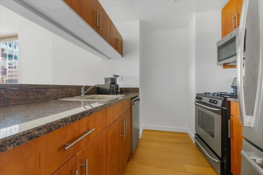 Building Photo - 254 W 54th St