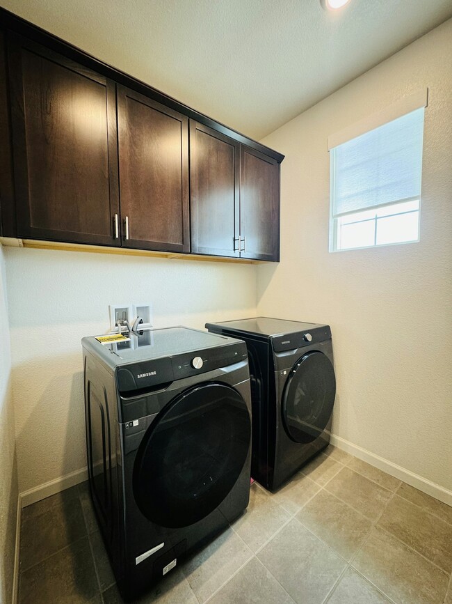 Building Photo - 3026 Kenwood Cir